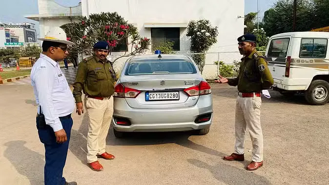 टोल बचाने के लिए बन जाता था फर्जी पुलिस, नीली बत्ती लगाकर झाड़ता था रौब, पुलिस ने किया गिरफ्तार