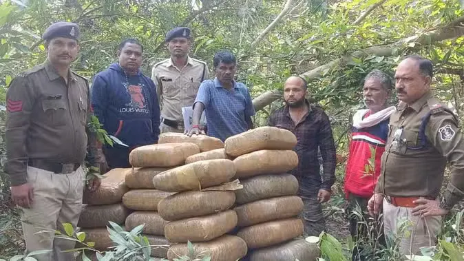 ओडिशा से हरियाणा ले जा रहे थे गांजा, छत्तीसगढ़ में पलट गई गाड़ी; मदद के लिए पहुंची पुलिस ने किया कुछ ऐसा