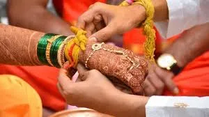 विवाह से पहले दुल्हन को क्यों बांधी जाती है हल्दी की गांठ, जानें इसका कारण और लाभ, क्या है इसका महत्व?