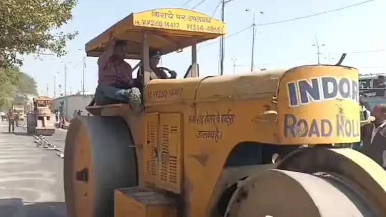 महिला इंस्पेक्टर को खुद चलाना पड़ा बुलडोजर, तोड़ा बाइक का साइलेंसर, जानें ऐसा क्या हुआ?