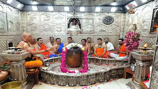 बाबा ने भक्तों को दिए दर्शन, गर्भगृह में हुआ एकादश एकादशनी रुद्र पाठ