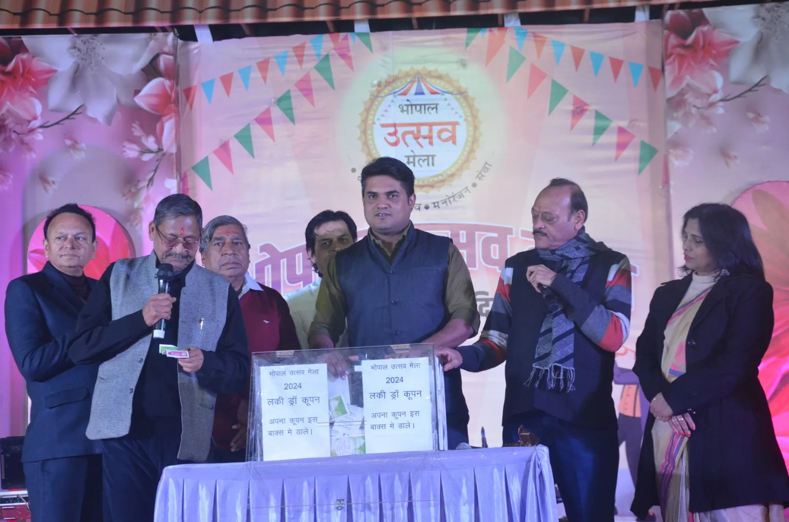भोपाल उत्सव मेले में कूपन के जरिये बम्पर ईनाम जीत रहे लोग