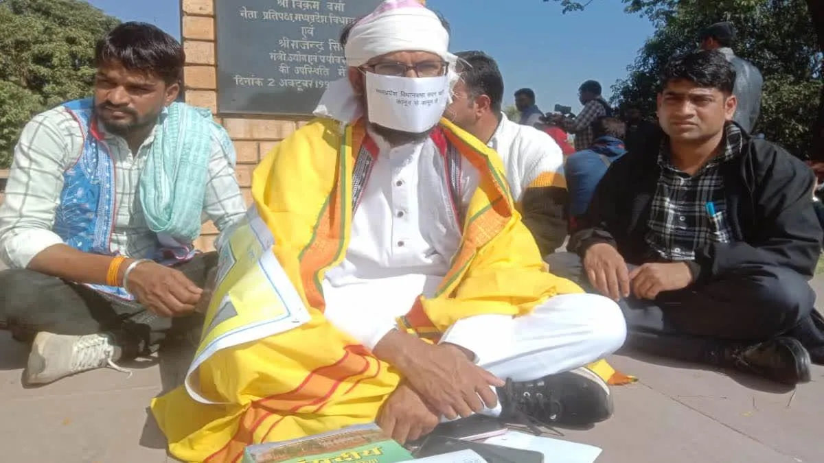 विधानसभा में मौन व्रत पर क्यों बैठे विधायक कमलेश डोडियार, बोले-जो भी कहूंगा लिखकर कहूंगा