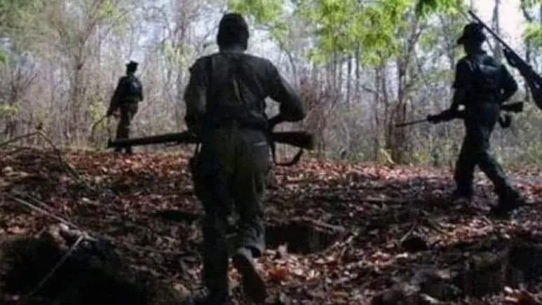 बीजापुर में पुलिस-नक्सलियों के बीच मुठभेड़, एक नक्सली ढेर, IED ब्लास्ट में 2 जवान भी घायल