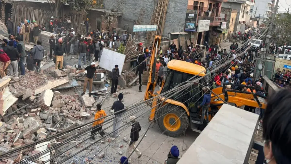 पंजाब: मोहाली में इमारत ढहने से एक युवती की मौत, राहत- बचाव कार्य जारी, मामला दर्ज