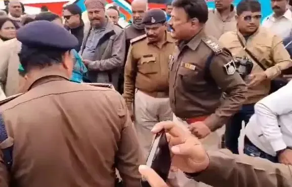 पुतला दहन कर रहे थे कांग्रेस कार्यकर्ता, पुलिसकर्मी के पैंट में लग गई आग, लेने के देने पड़ गए
