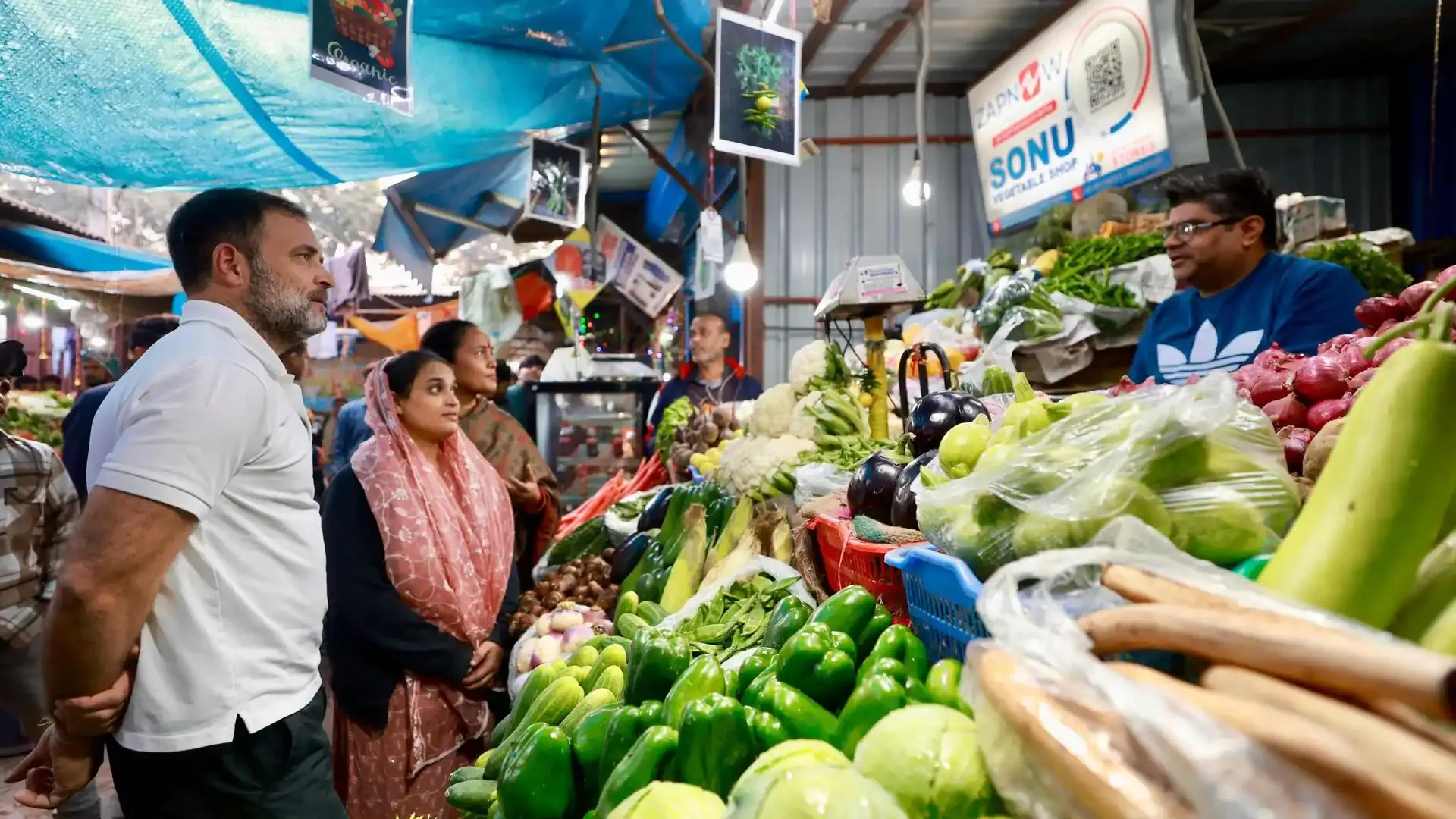 महिलाओं के साथ मंडी पहुंचे राहुल गांधी, हाथ में टांगकर लाए सब्जियों से भरी थैली.. देखिए वीडियो