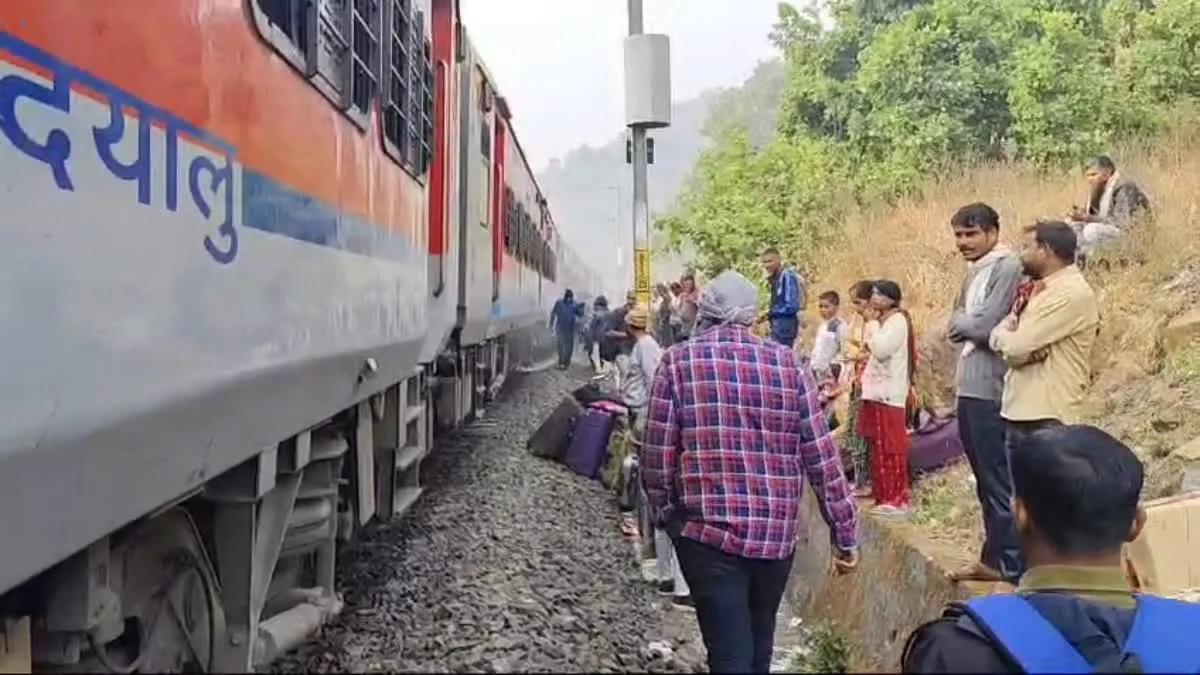 समता एक्सप्रेस के जनरल कोच से निकला धुंआ, यात्रियों में अफरा-तफरी, इटारसी में आधे घंटे खड़ी रही ट्रेन