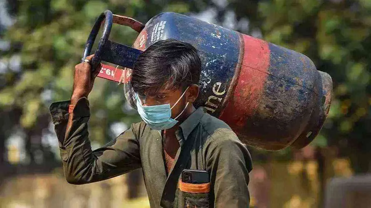 लगातार 5वें महीने महंगा हुआ एलपीजी सिलेंडर, जानिए कहां पहुंच गई है कीमत