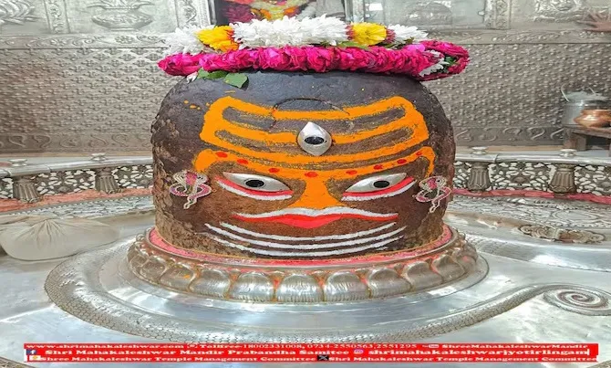 रजत मुण्डमाल और रुद्राक्ष से सजे महादेव, आज करें मनमोहक रूप का दर्शन