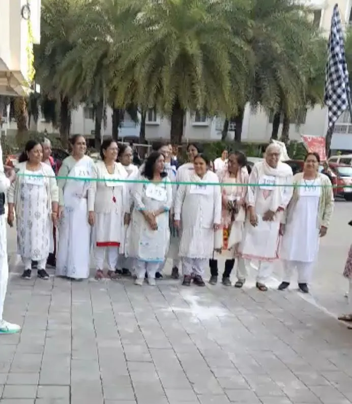 फिटनेस और पर्यावरण का संदेश देने कोलार में दौड़े सिग्नेचर रेजीडेंसी के रहवासी