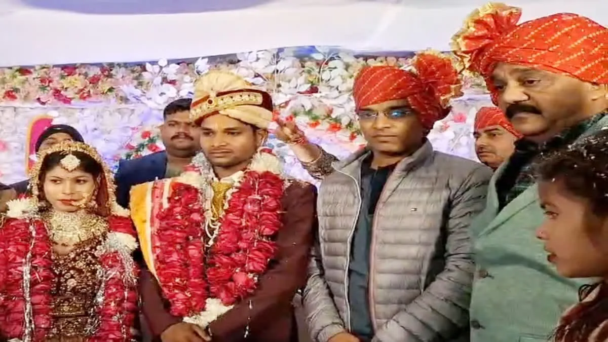 छतरपुर में अनूठी शादी : शहरवासी बाराती बन झूमके नाचे, SP सहित पुलिस फोर्स जुटा अगवानी में