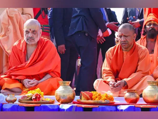 मंत्रोच्चार के बीच गृहमंत्री और मुख्यमंत्री ने लगाई संगम में डुबकी, संत समाज ने दिया आशीर्वाद 