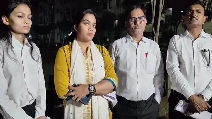प्रोफेसर पर हमले का मामला: आरोपी की पत्नी को 15 घंटे थाने में बैठाया, दो पुलिसकर्मियों पर एफआईआर के आदेश