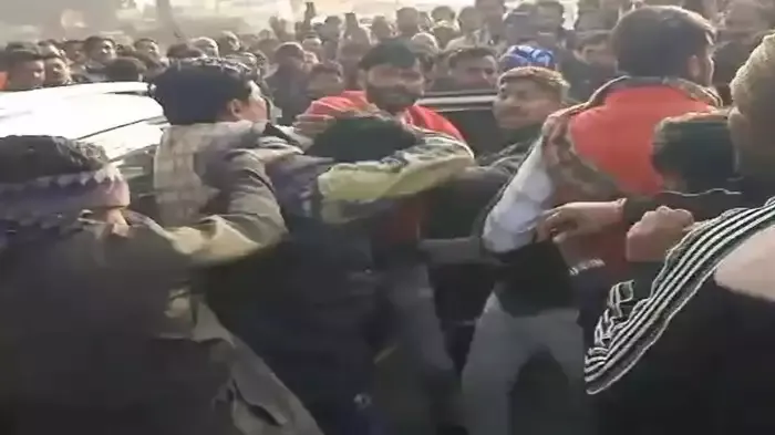 बीजेपी के पूर्व विधायक के बेटे की बीच सड़क पर धुनाई, बीच बचाव कर थाने ले गई पुलिस, जानें पूरा मामला