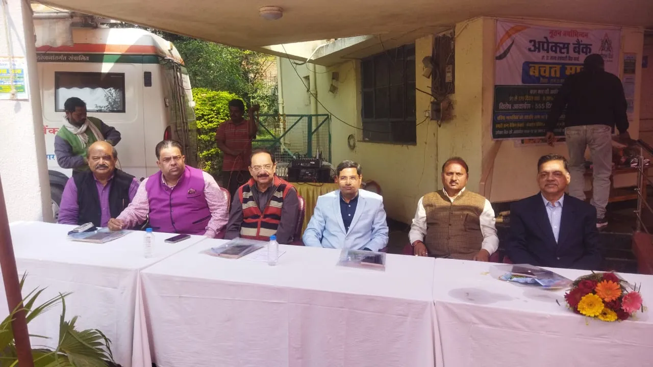 बैंक मैनेजर की सराहनीय पहल, ग्राहक मिलन में बुंदेली लोक गीत से बताईं अपैक्स बैंक की बचत योजनाएं