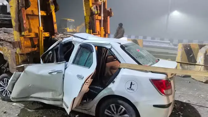 खड़े कंटेनर में घुसी कार, दो की मौत…तीन हुए गंभीर घायल; महाकाल दर्शन करने आ रहे थे सभी