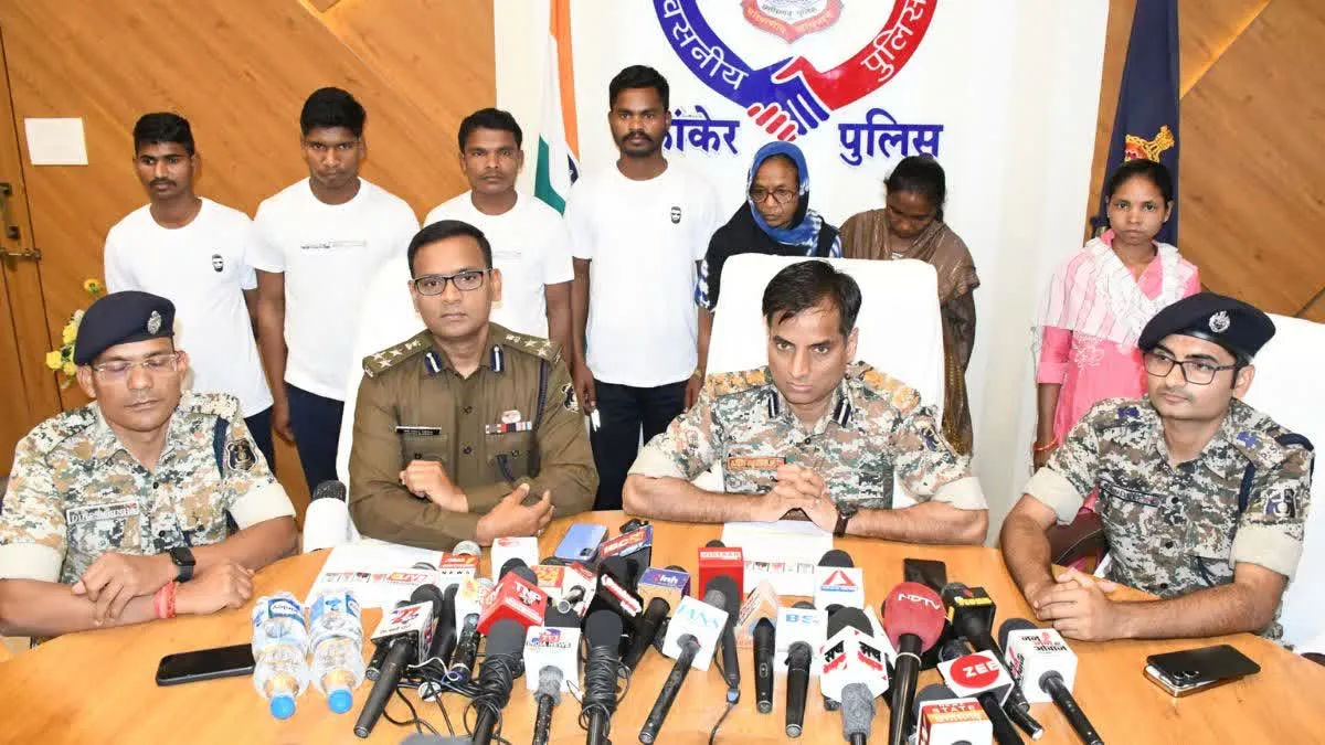 छत्तीसगढ़ में बड़े इनामी नक्सलियों का सरेंडर, 26 घटनाओं में शामिल डीवीसीएम ममता ने भी किया आत्मसमर्पण