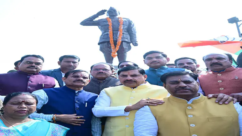 CS की नौकरी छोड़कर नेताजी ने अंग्रेजों को मारा था तमाचा ! CM मोहन ने कहा आज़ाद हिंद फौज ने दी थी चुनौती