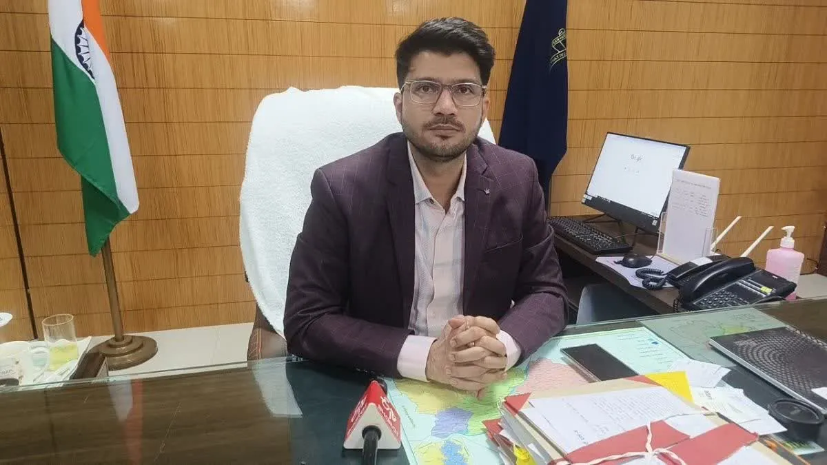 पंचायत निर्वाचन 2025 में लापरवाही, बलौदाबाजार कलेक्टर ने ग्राम पंचायत सचिव को किया निलंबित 