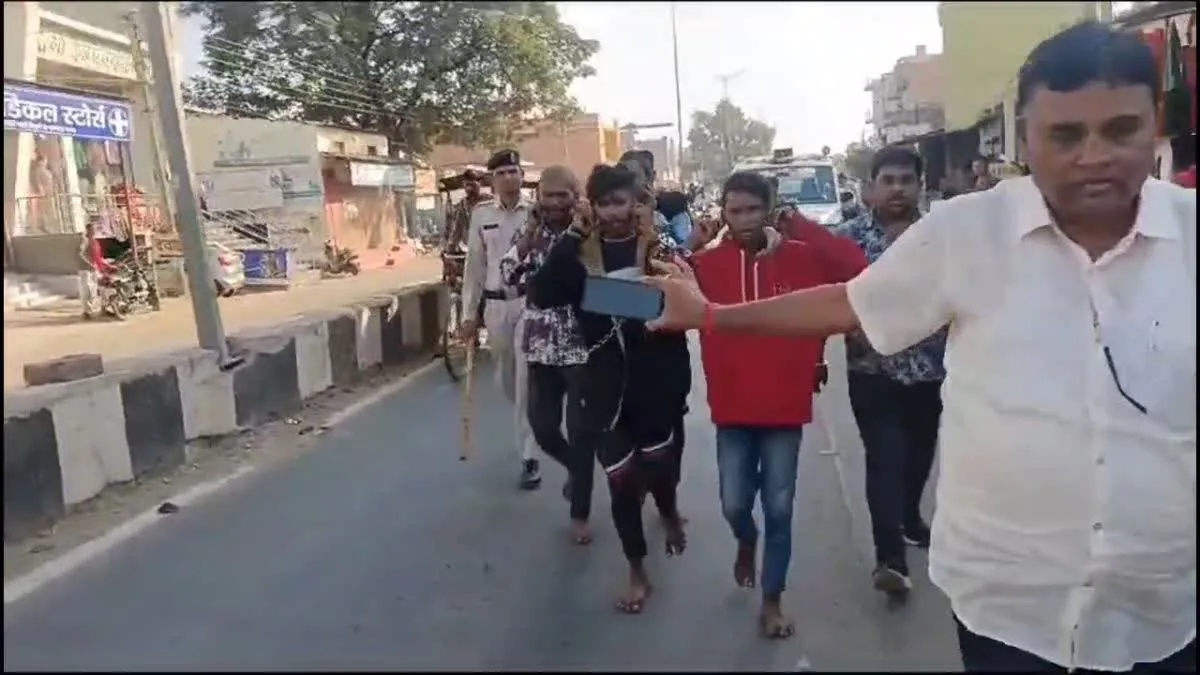 भखारा शराब दुकान में लूट और मारपीट, धमतरी पुलिस ने आरोपियों का निकाला जुलूस