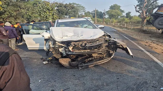 कुंभ जा रहे कांग्रेस विधायक हादसे का शिकार: कार और ट्रक के बीच जोरदार भिड़ंत, इंद्र साव और उनके परिजन घायल