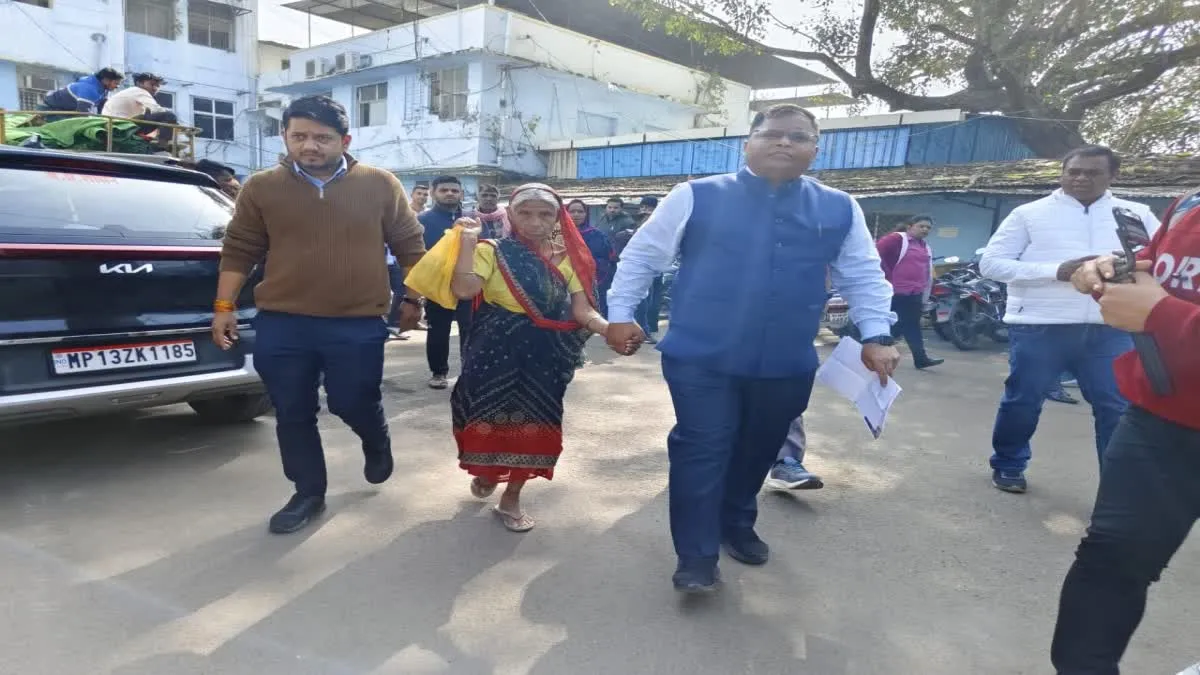 गरीब महिला की फरियाद पर मच गई खलबली, एक कर्मचारी की सेवा समाप्त दूसरे को कारण बताओ नोटिस