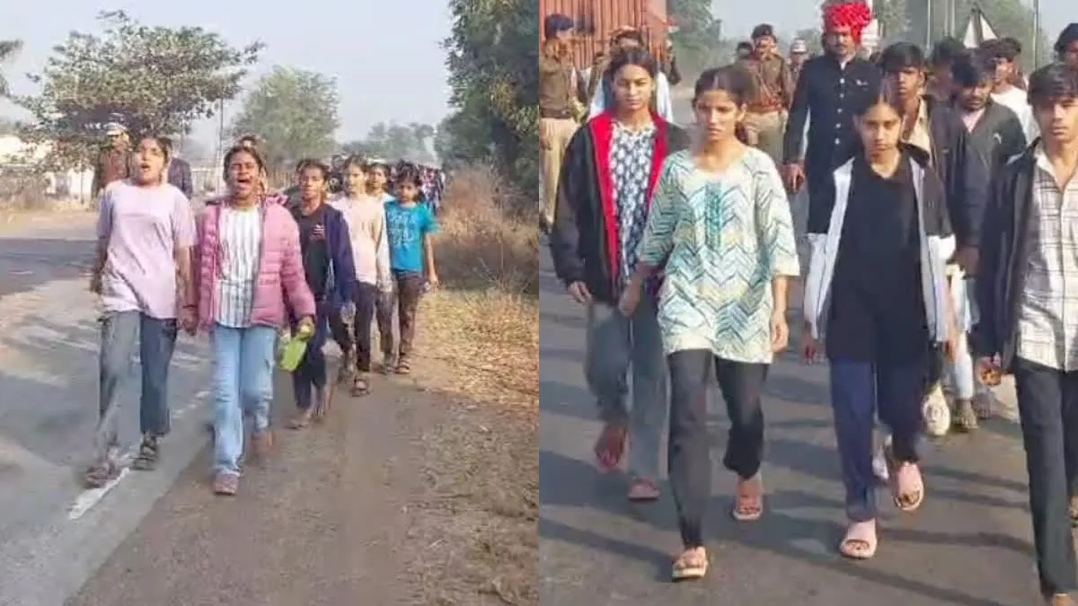 12 किमी चलकर कलेक्ट्रेट पहुंचे 200 स्टूडेंट्स, खरगोन क्लेक्टर ने प्राचार्य को पद से हटाने का दिया आदेश
