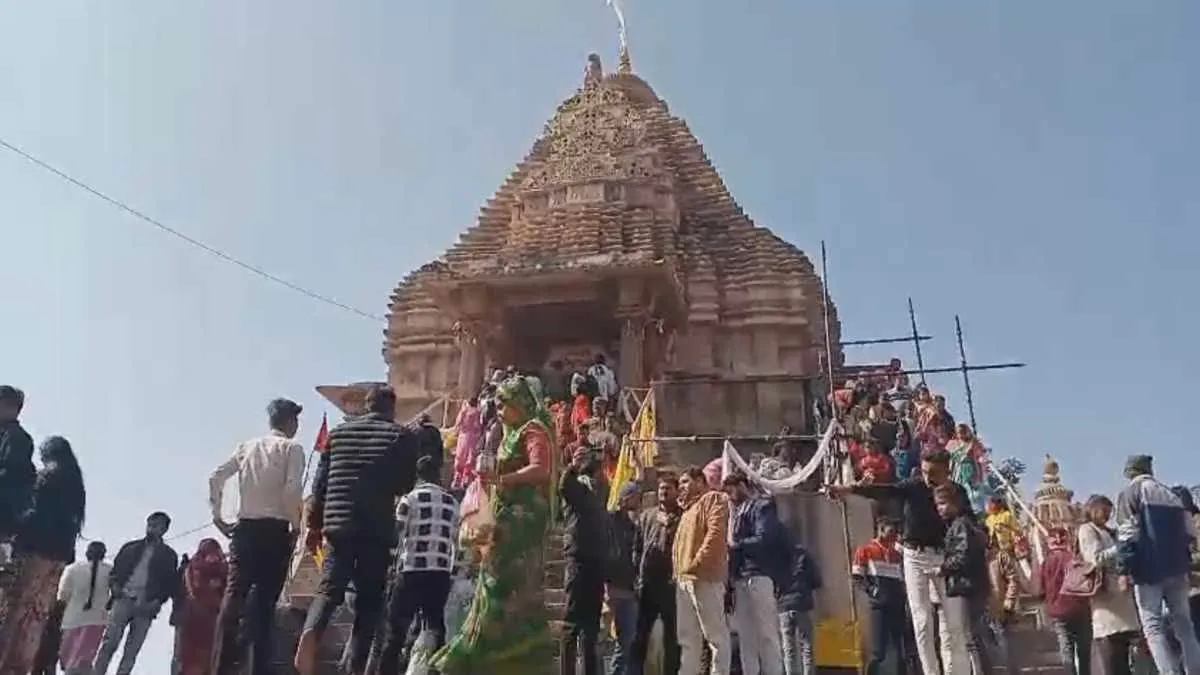 देशी-विदेशी सैलानियों से गुलजार रहे खजुराहो के मंदिर, न्यू ईयर पर उमड़ी भारी भीड़ 