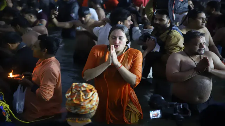 महाकुंभ के पहले अमृत स्नान में उमड़ा जनसैलाब, विदेशी भक्तों ने भी लगाई आस्था की डुबकी