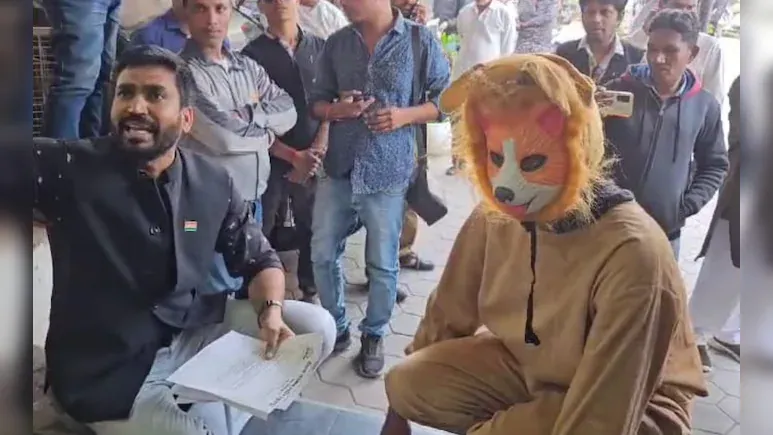 कुत्ते का सांकेतिक रूप, जमकर फूटा गुस्सा... कांग्रेस पार्षदों ने क्यों किया ऐसा विरोध प्रदर्शन?