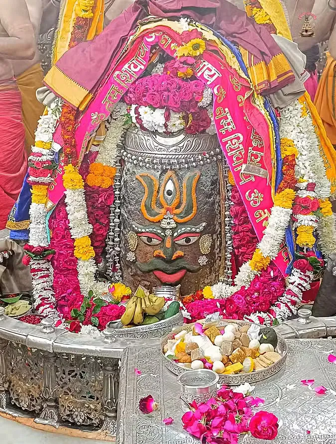 भस्म आरती में सजे बाबा महाकाल.... त्रिशूल, रुद्राक्ष की माला और त्रिपुंड लगाकर खुल गया तीसरा नेत्र