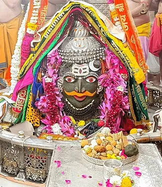 मौनी अमावस्या पर भांग, त्रिपुंड, चंद्र और बेलपत्र से सजे बाबा महाकाल