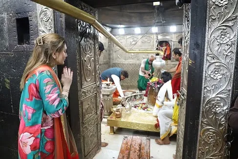 त्रिनेत्र लगाकर भस्म आरती में सजे बाबा महाकाल, प्रशासक ने संभाला कार्यभार