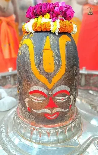 मस्तक पर वैष्णव तिलक, गले में मुंड की माला और फिर भस्म रमाकर सजे बाबा महाकाल