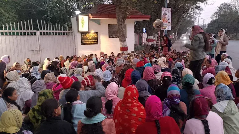 महिला शिक्षकों ने वित्त मंत्री ओपी चौधरी के बंगले का किया घेराव,समायोजन की मांग को लेकर कर रहीं नारेबाजी