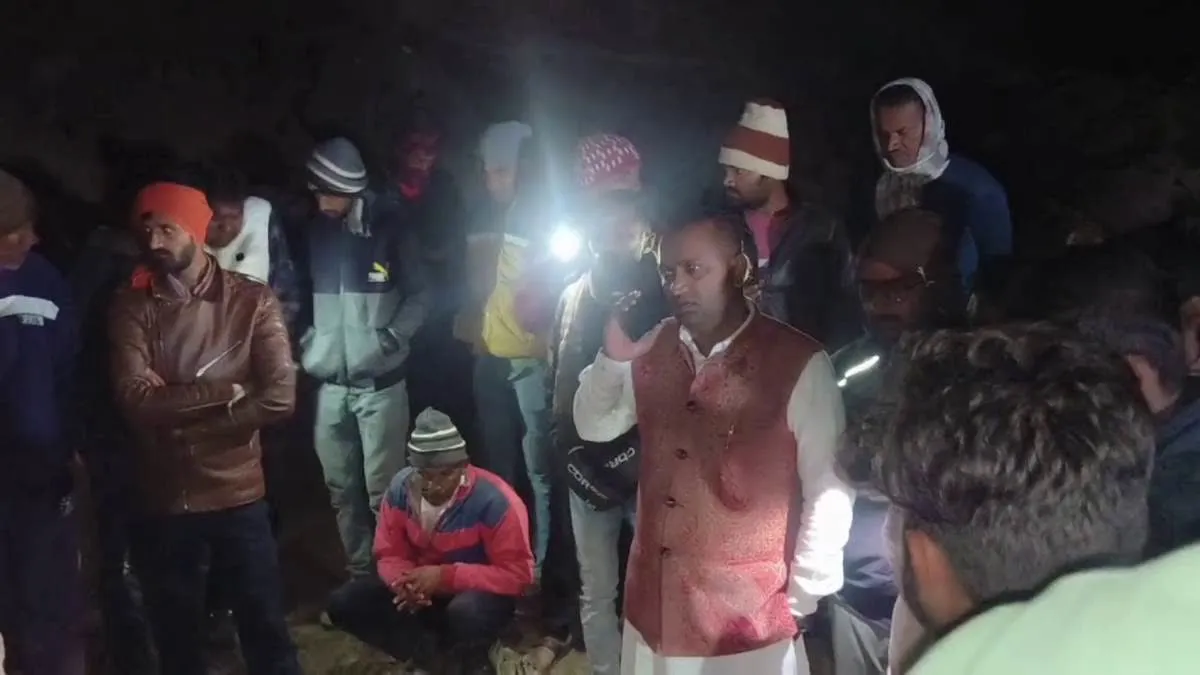 नहर निर्माण कार्य के दौरान मिट्टी धंसी, 4 मजदूर मलबे में दबे, एक की मौत