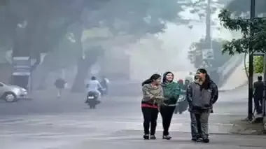 कड़ाके की ठंड का दौर; कोहरे की चादर में लिपटे कई जिले, 50 मीटर रह गई दृश्यता