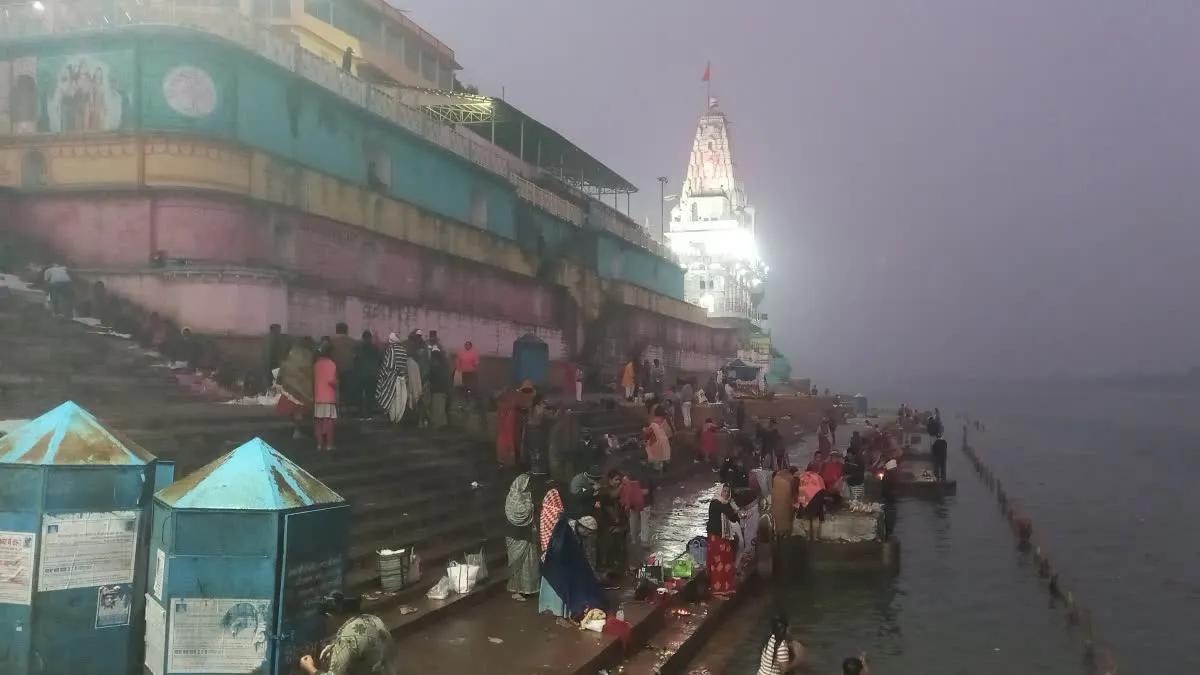 मध्य प्रदेश में श्रद्धालुओं ने लगाई आस्था की डुबकी, मां नर्मदा का लिया आशीर्वाद, घाटों पर उमड़ी भीड़