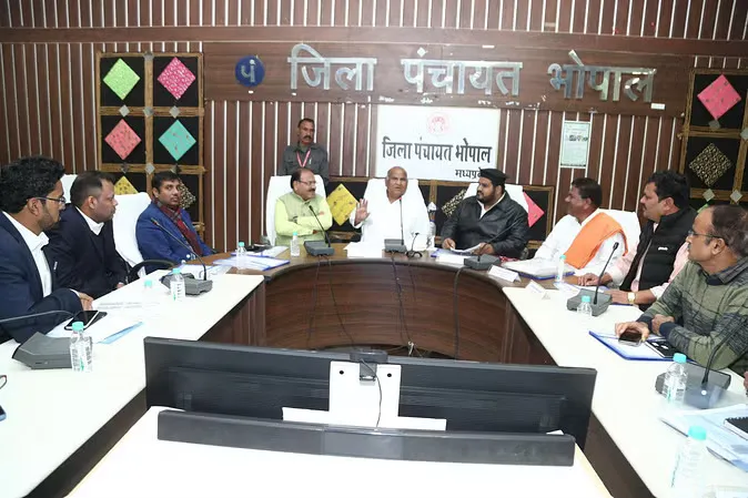 भोपाल में मंत्री ने तहसीलदार को लगाई फटकार,बैठक में अधिकारियों को बोले-लापरवाही की तो कर दूंगा सस्पेंड