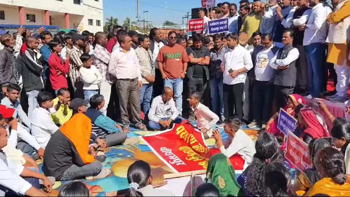जहरीले कचरे को लेकर हंगामा, पुलिस ने किया लाठीचार्ज