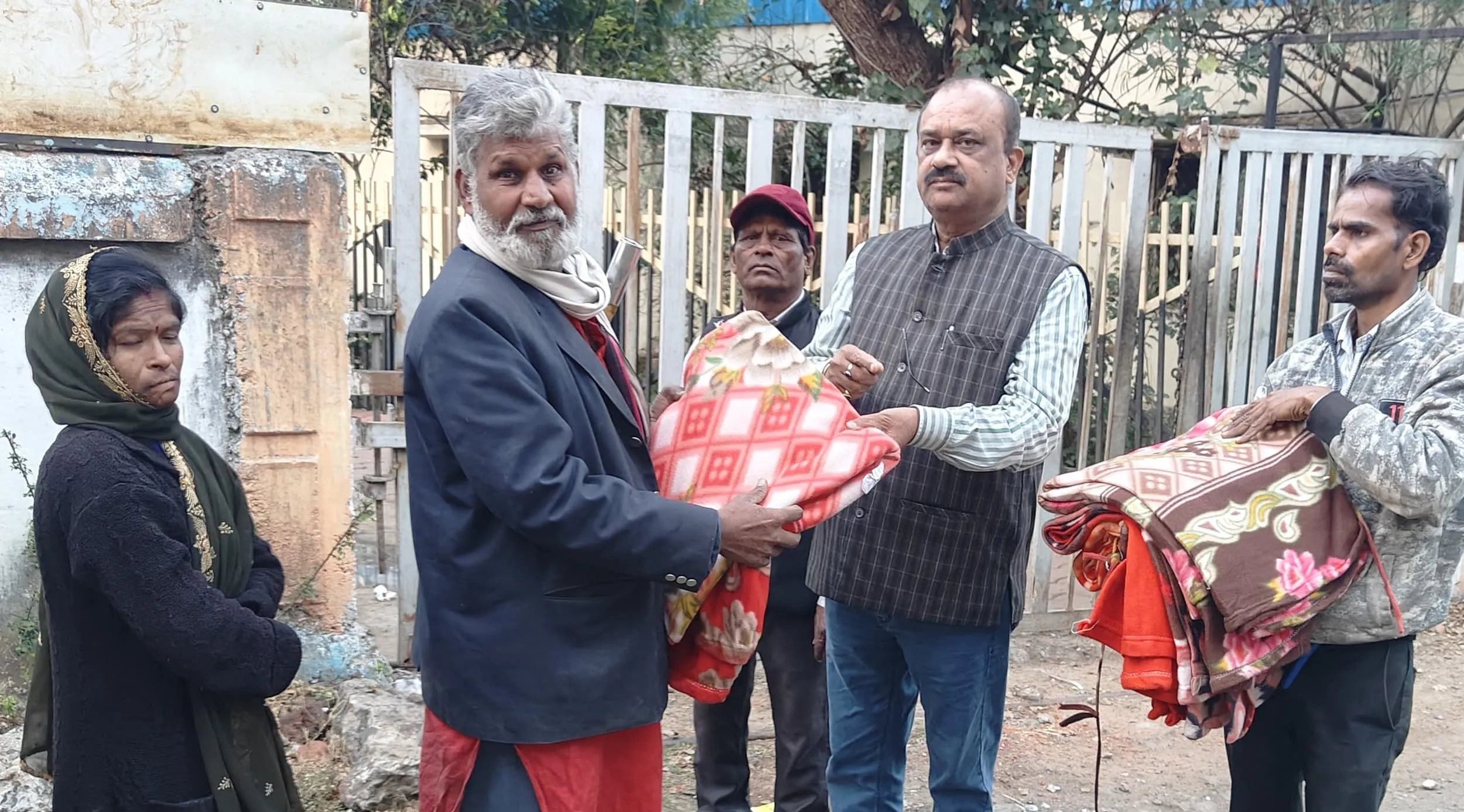 WCRMS पहुंचा जरूरतमंदों के बीच, बांटे कंबल