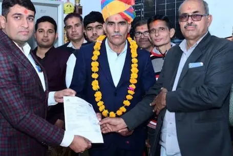 आज बेटे ने गर्व से सिर ऊंचा कर दिया...खुद पिता के रिटायमेंट ऑर्डर पर किया साइन, 8 सालों से साथ कर रहे थे काम