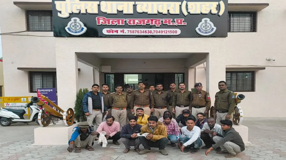 पहले पुलिस पर पत्थर बरसाए, अब बोले- अपराध करना पाप है, पुलिस हमारी बाप है