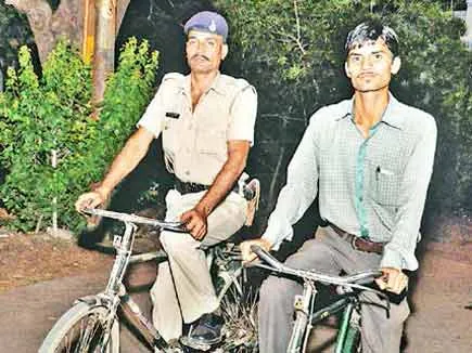व्यापमं कांड उजागर करने वाले RTI कार्यकर्ता आशीष चतुर्वेदी पर केस दर्ज, सुरक्षा जवानों ने लगाए आरोप