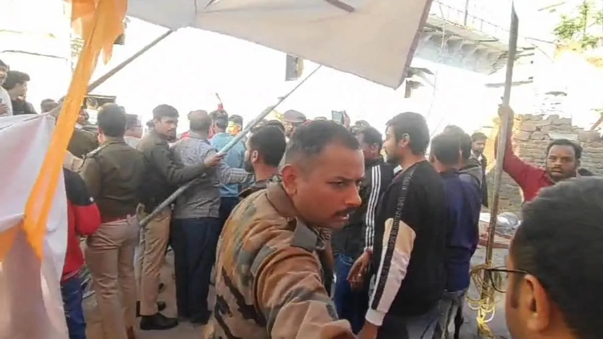 सागर में धार्मिक स्थल में तोड़फोड़ के बाद जमकर बवाल, इलाके में भारी पुलिस बल तैनात
