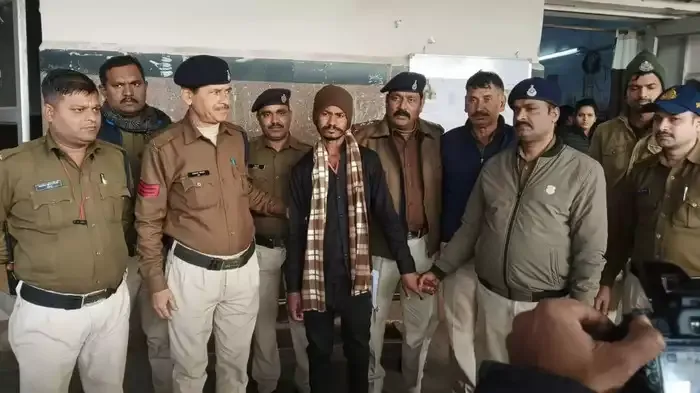 चोरी का मोबाइल बेचकर दो दोस्तों ने पी शराब, बचे पैसों पर झगड़े, एक ने दूसरे को पत्थर से कुचला