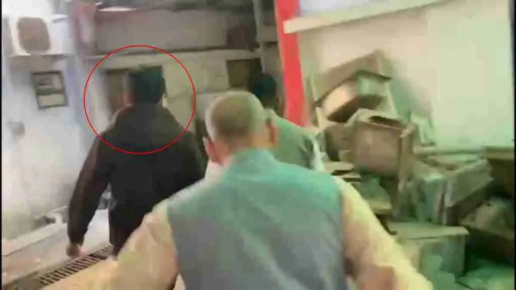 सरेंडर करने पहुंचा सौरभ कोर्ट के बाहर से गिरफ्तार, वकील ने गिरफ्तारी को बताया अवैध, लोकायुक्त परिसर में बंटी मिठाई