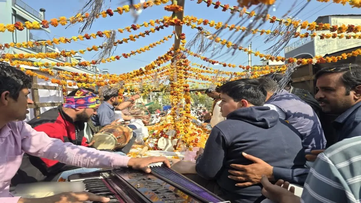 संगीत शिक्षक की अंतिम यात्रा में गूंजे वाद्ययंत्र, सुर-संगीत के बीच अंतिम संस्कार 