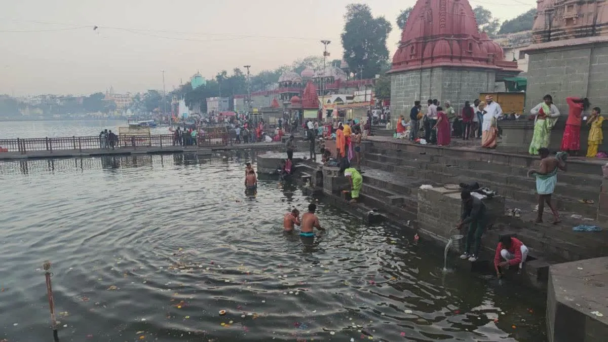 मौनी अमावस्या पर शिप्रा में श्रद्धालुओं ने लगाई आस्था की डुबकी, पुण्य अर्जन के लिए उमड़ा जनसैलाब